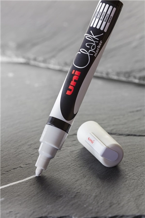 Een uni-ball krijtmarker chalk marker pwe5m/4 pf 4 stuks etui koop je bij NiceSupplies.nl