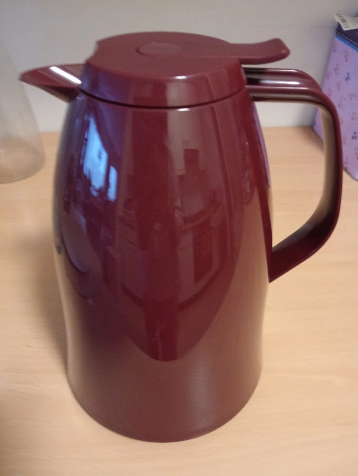 Een emsa thermoskan mambo 1-5 liter bordeaux rood koop je bij NiceSupplies.nl