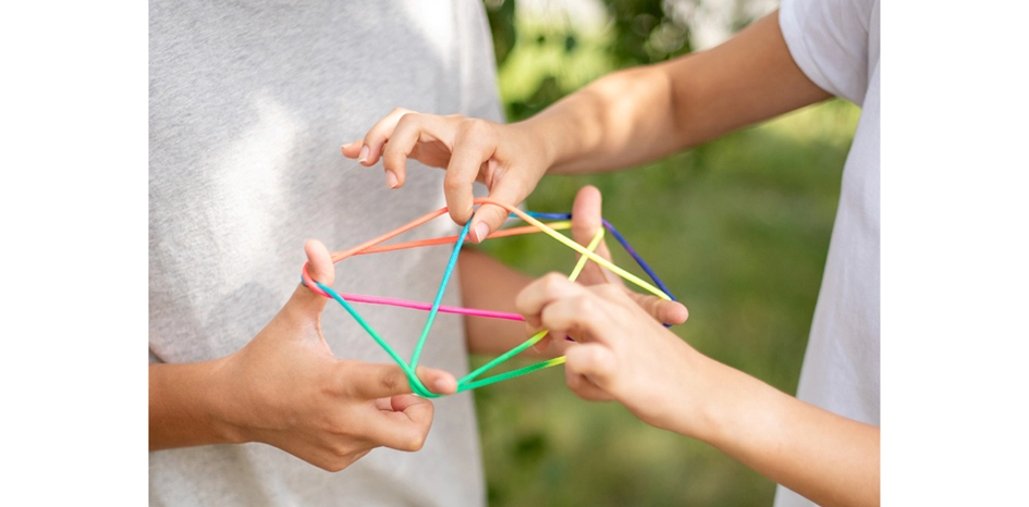 Een folia fadenschnur fingertwist 160 cm regenbogenfarben koop je bij NiceSupplies.nl