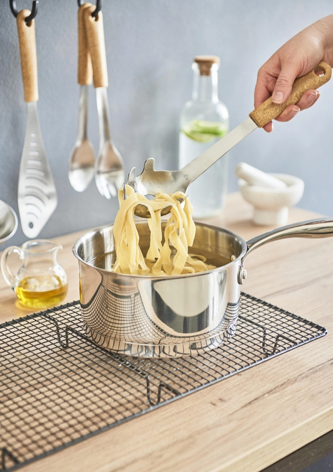 Een gastromax spaghettilepel bio houtkleurige grip koop je bij NiceSupplies.nl